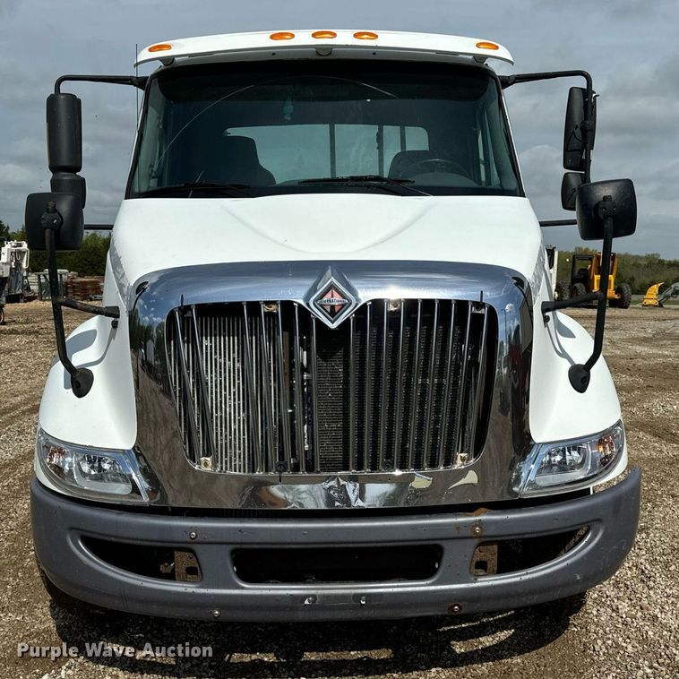 image for item EN4520 2007 International 8600 semi truck