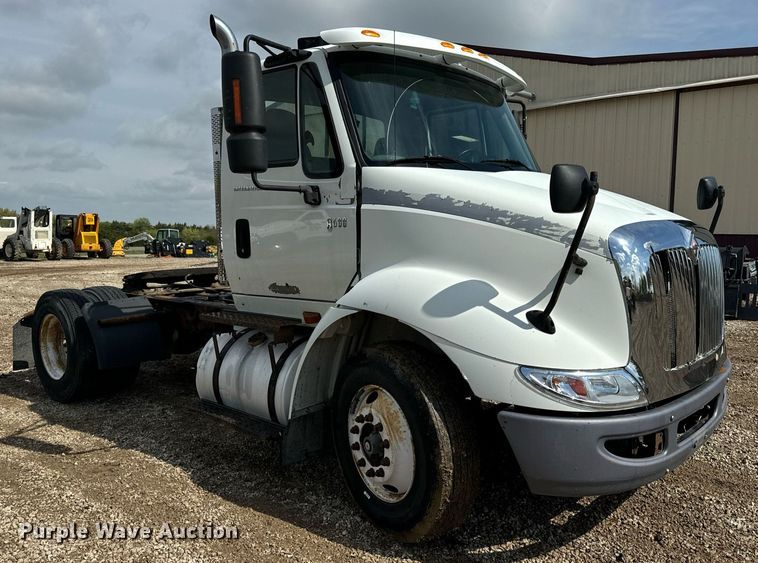 image for item EN4520 2007 International 8600 semi truck