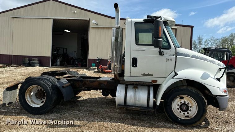 image for item EN4520 2007 International 8600 semi truck