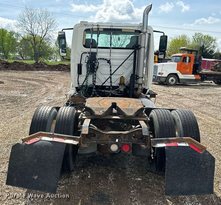 image for item EN4520 2007 International 8600 semi truck