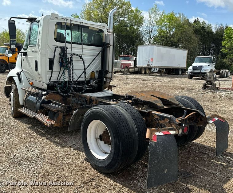 image for item EN4520 2007 International 8600 semi truck