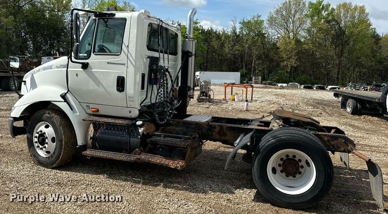 image for item EN4520 2007 International 8600 semi truck