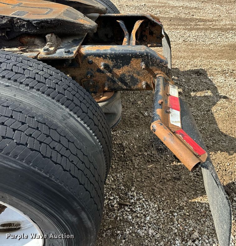 image for item EN4520 2007 International 8600 semi truck