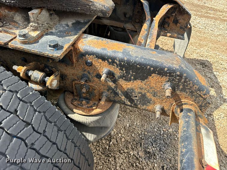 image for item EN4520 2007 International 8600 semi truck