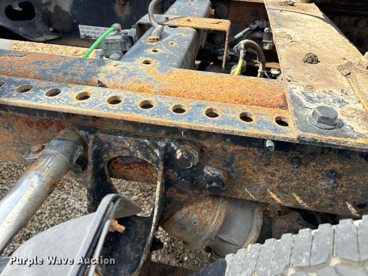 image for item EN4520 2007 International 8600 semi truck