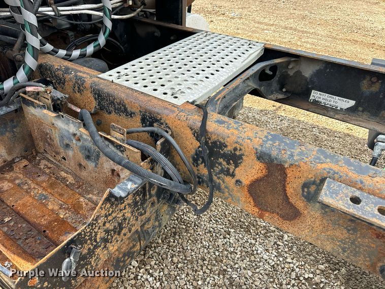 image for item EN4520 2007 International 8600 semi truck