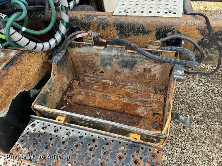 image for item EN4520 2007 International 8600 semi truck