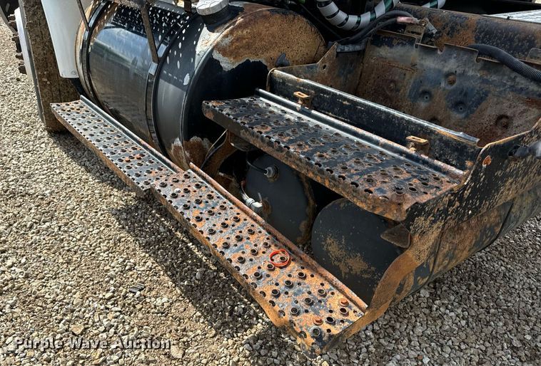 image for item EN4520 2007 International 8600 semi truck