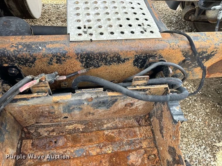 image for item EN4520 2007 International 8600 semi truck