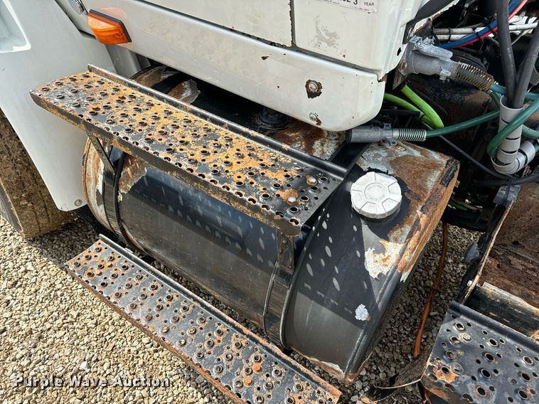 image for item EN4520 2007 International 8600 semi truck