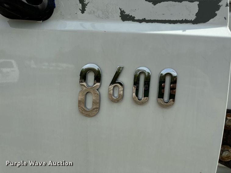 image for item EN4520 2007 International 8600 semi truck