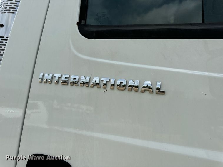 image for item EN4520 2007 International 8600 semi truck