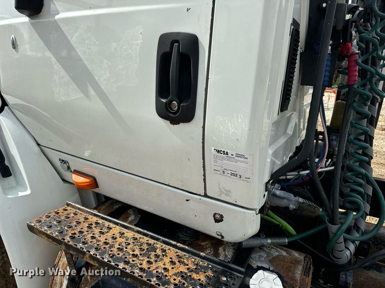 image for item EN4520 2007 International 8600 semi truck