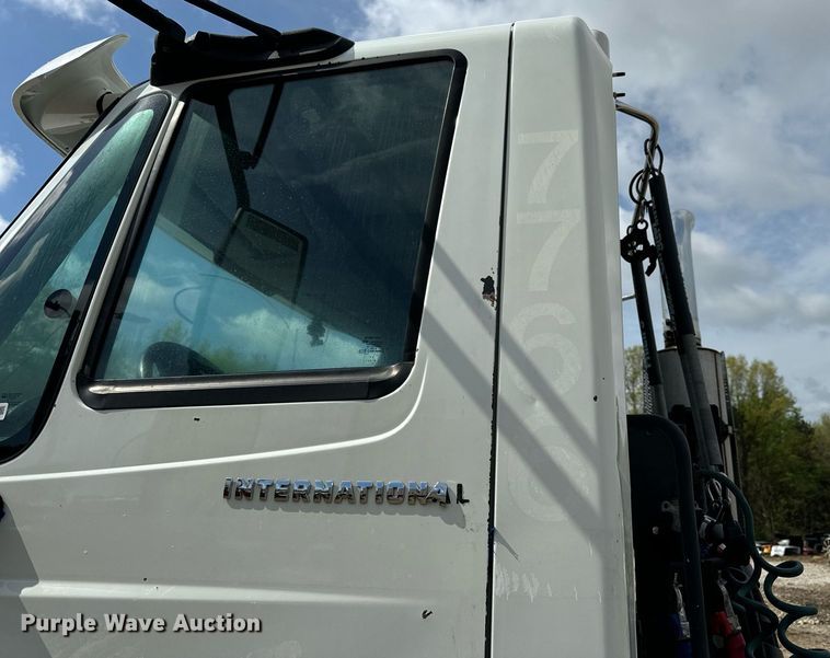 image for item EN4520 2007 International 8600 semi truck