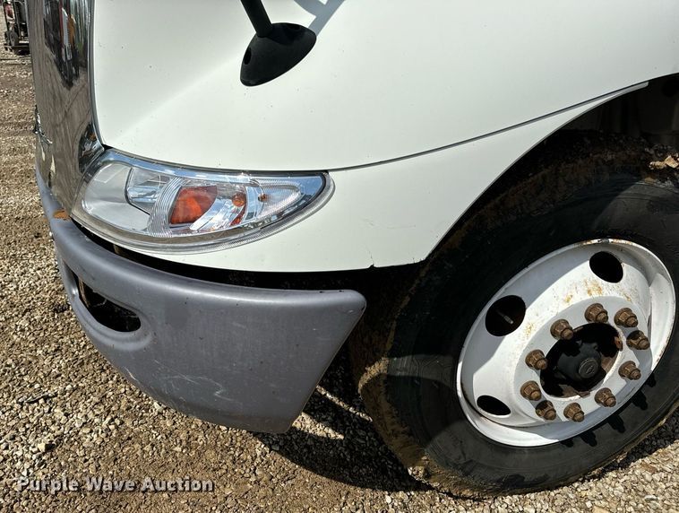 image for item EN4520 2007 International 8600 semi truck