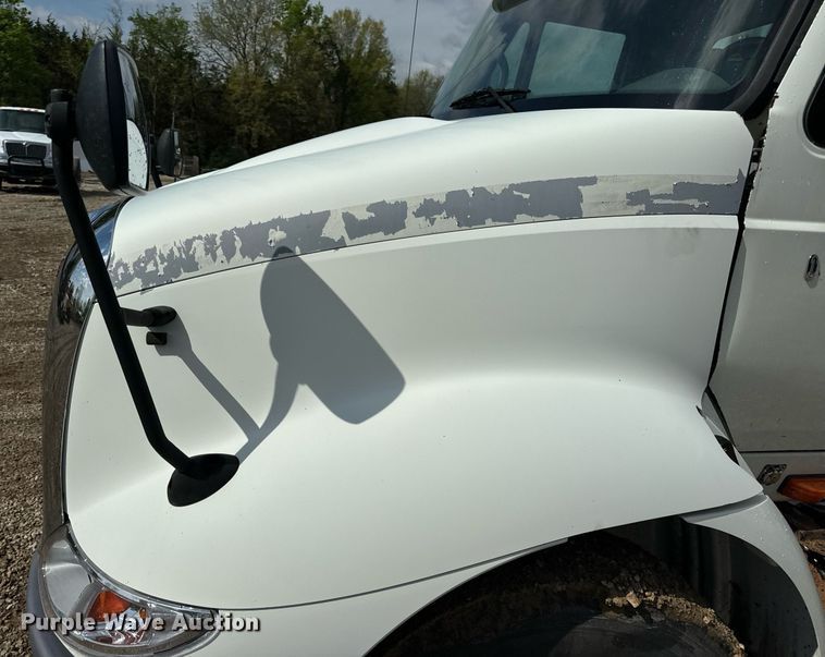 image for item EN4520 2007 International 8600 semi truck