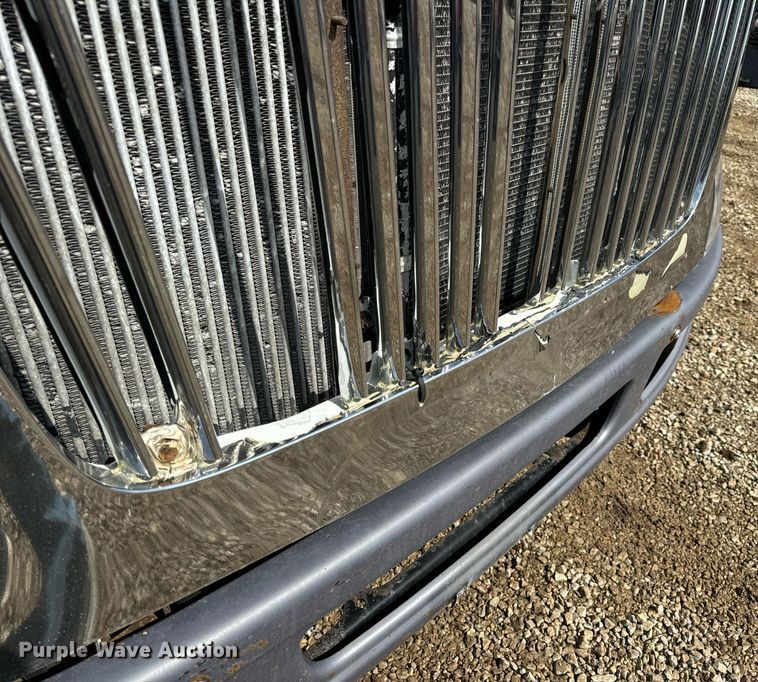 image for item EN4520 2007 International 8600 semi truck