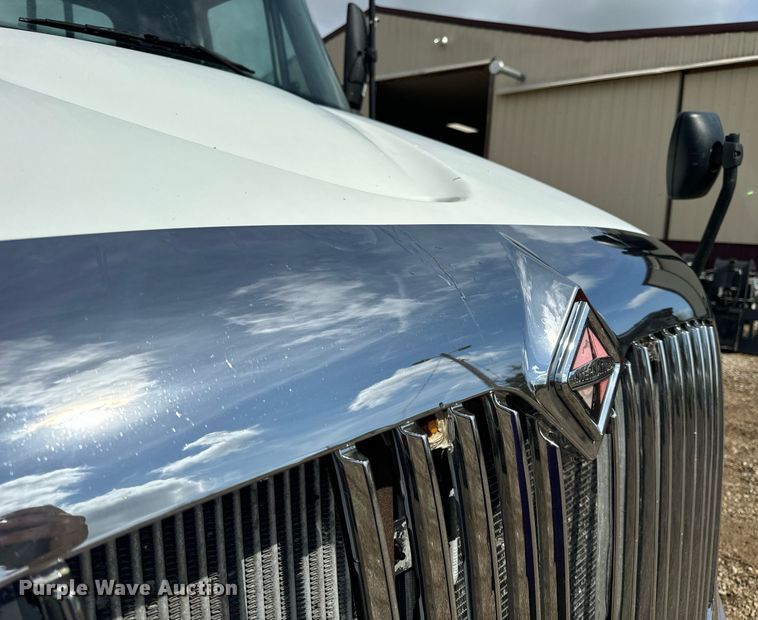 image for item EN4520 2007 International 8600 semi truck