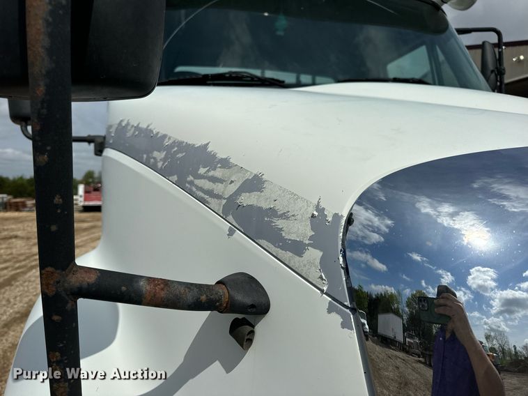 image for item EN4520 2007 International 8600 semi truck