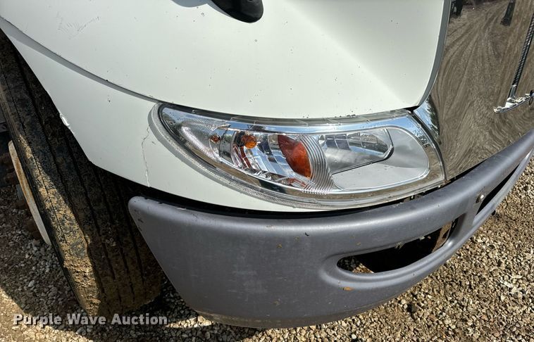 image for item EN4520 2007 International 8600 semi truck