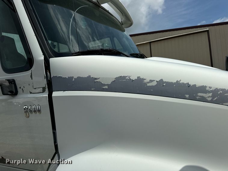 image for item EN4520 2007 International 8600 semi truck