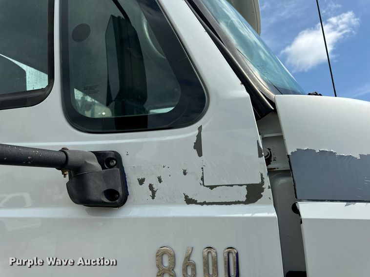 image for item EN4520 2007 International 8600 semi truck