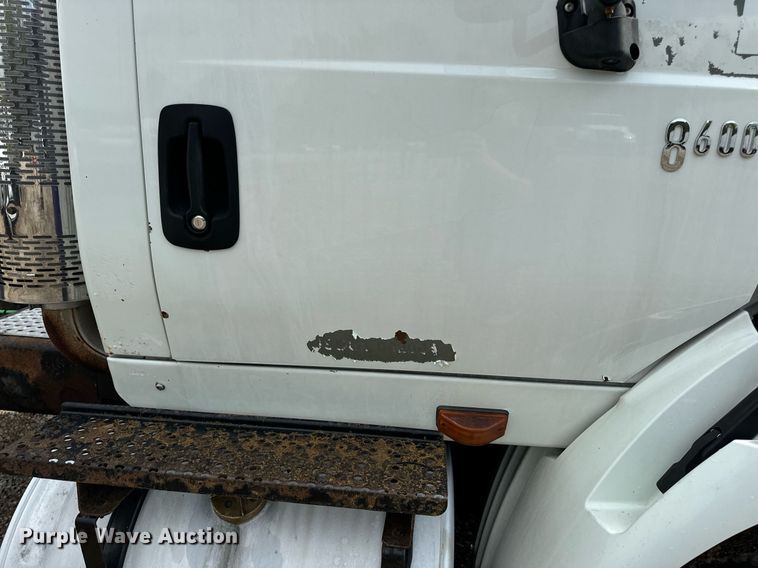 image for item EN4520 2007 International 8600 semi truck
