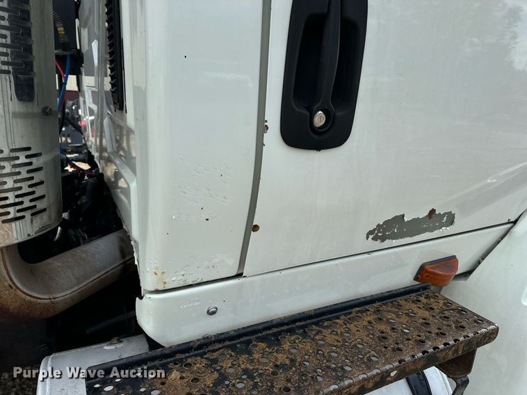 image for item EN4520 2007 International 8600 semi truck