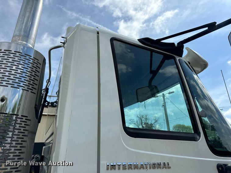 image for item EN4520 2007 International 8600 semi truck