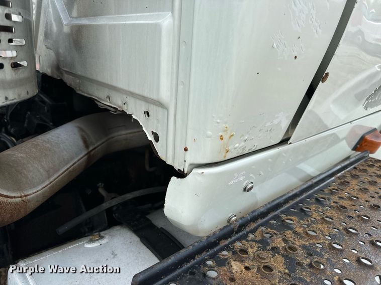 image for item EN4520 2007 International 8600 semi truck