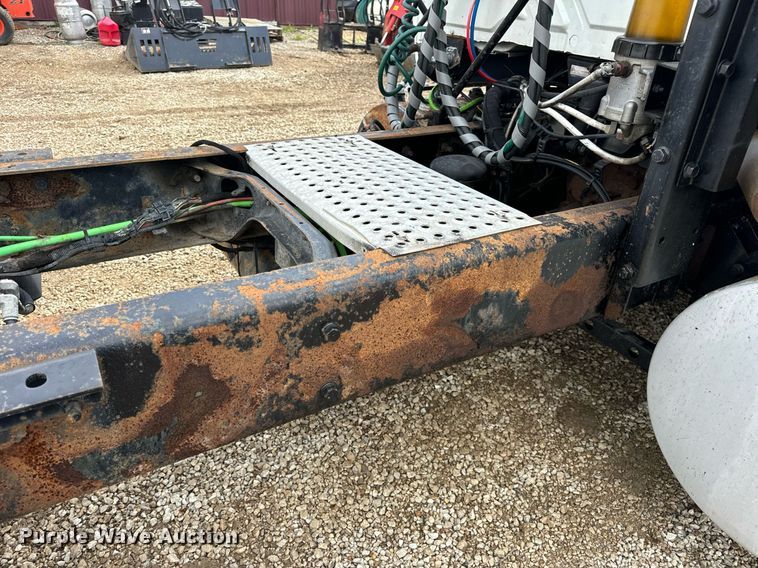 image for item EN4520 2007 International 8600 semi truck