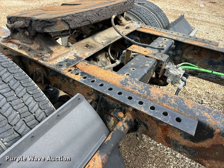 image for item EN4520 2007 International 8600 semi truck