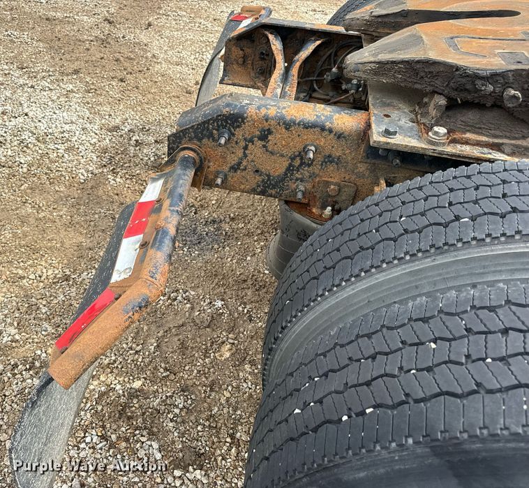 image for item EN4520 2007 International 8600 semi truck