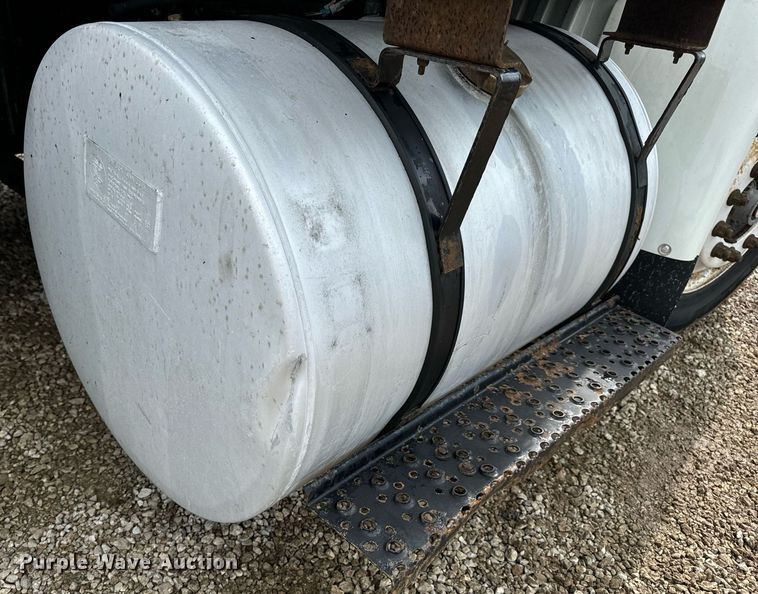 image for item EN4520 2007 International 8600 semi truck