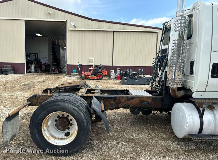 image for item EN4520 2007 International 8600 semi truck