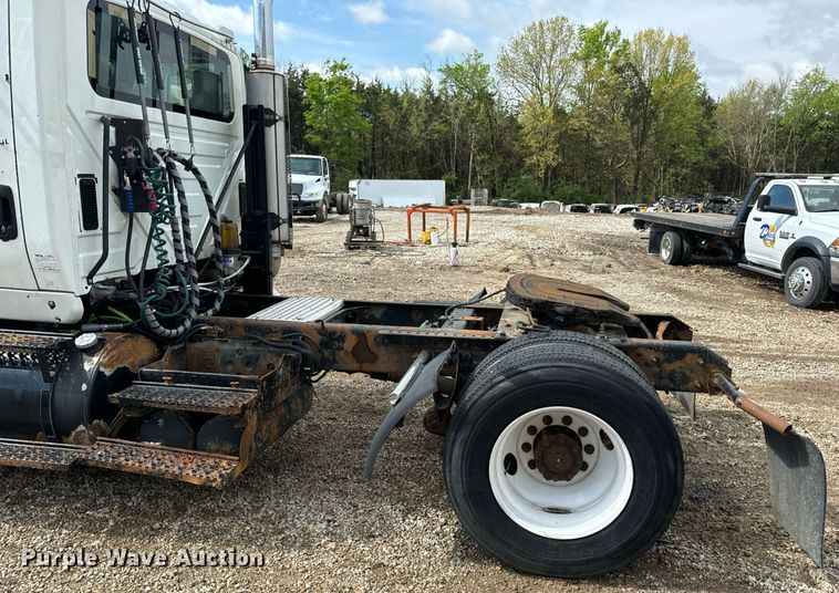 image for item EN4520 2007 International 8600 semi truck