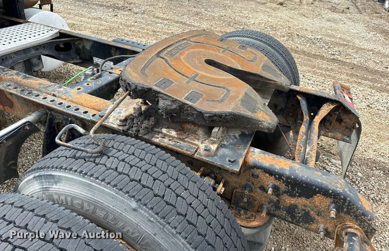 image for item EN4520 2007 International 8600 semi truck