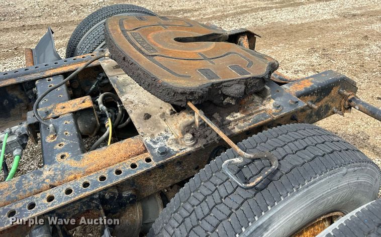 image for item EN4520 2007 International 8600 semi truck