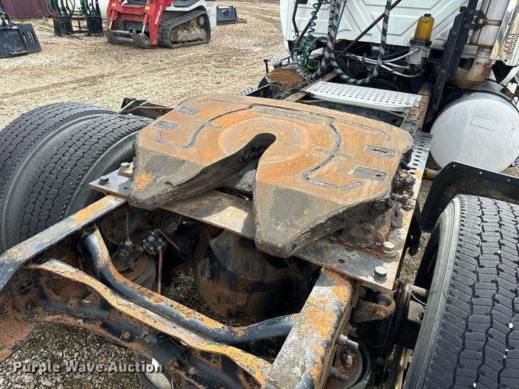 image for item EN4520 2007 International 8600 semi truck