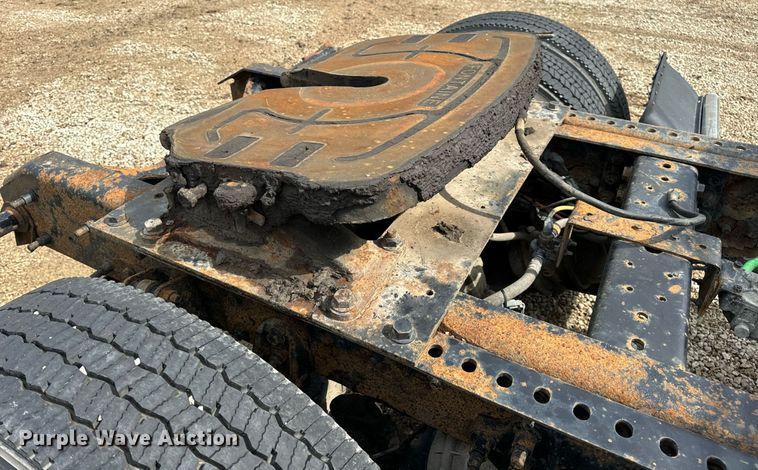 image for item EN4520 2007 International 8600 semi truck