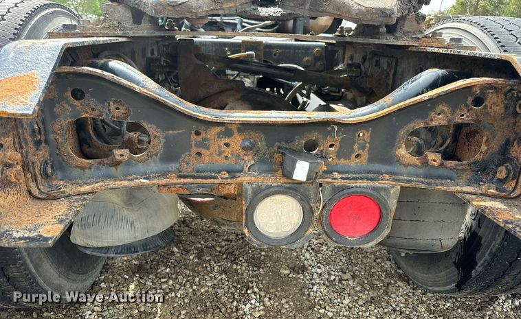 image for item EN4520 2007 International 8600 semi truck