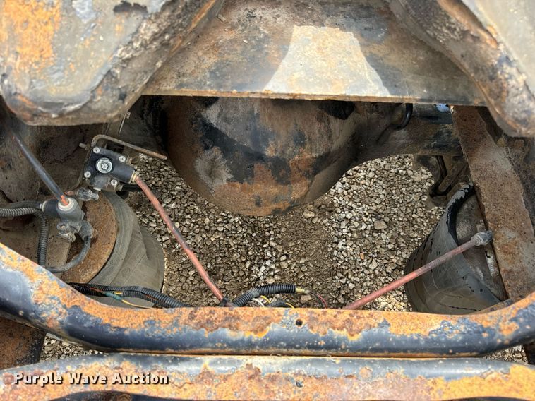 image for item EN4520 2007 International 8600 semi truck