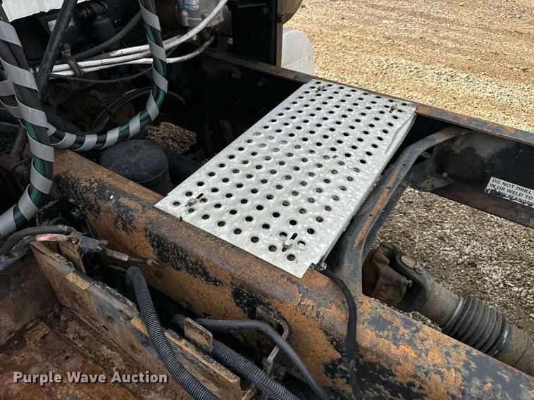 image for item EN4520 2007 International 8600 semi truck