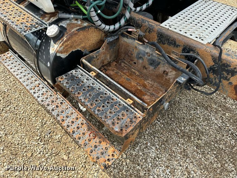 image for item EN4520 2007 International 8600 semi truck