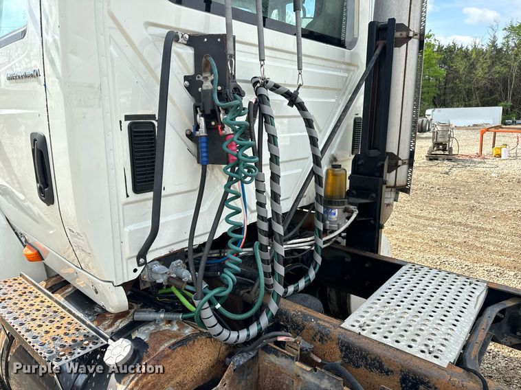 image for item EN4520 2007 International 8600 semi truck