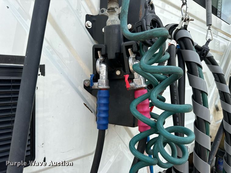 image for item EN4520 2007 International 8600 semi truck