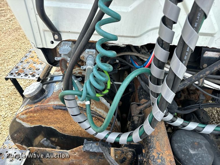 image for item EN4520 2007 International 8600 semi truck