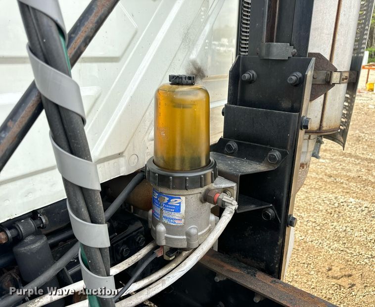 image for item EN4520 2007 International 8600 semi truck