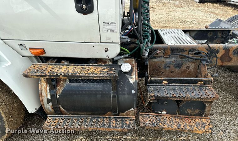 image for item EN4520 2007 International 8600 semi truck