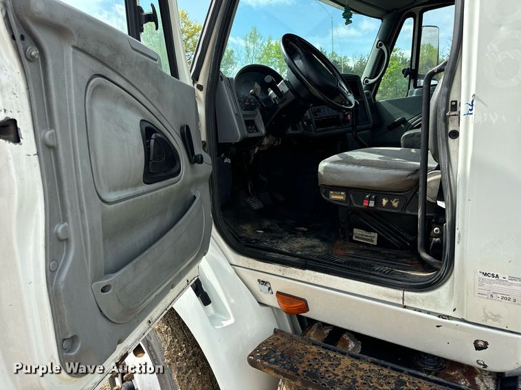 image for item EN4520 2007 International 8600 semi truck